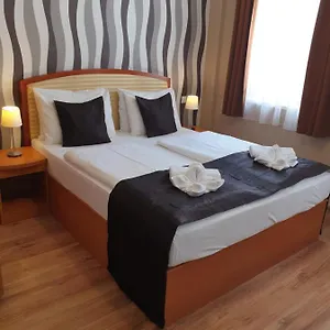 Hotel Six, Budapesta